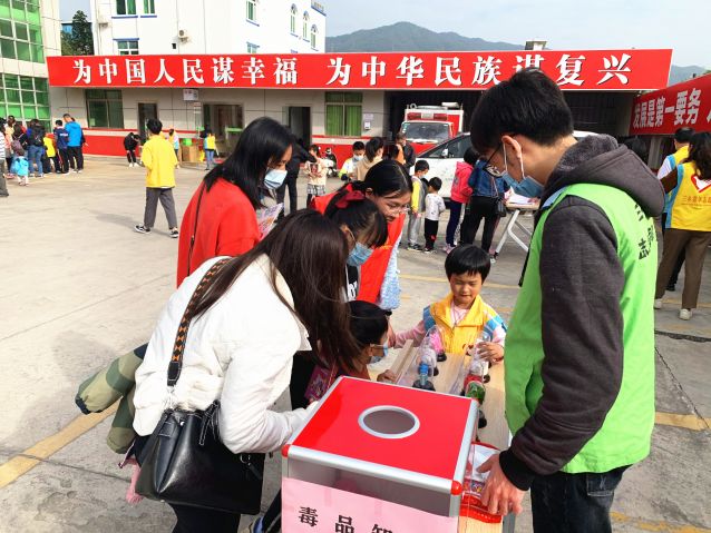 禁毒社工為觀看毒品模型的親子家庭進(jìn)行講解.jpg