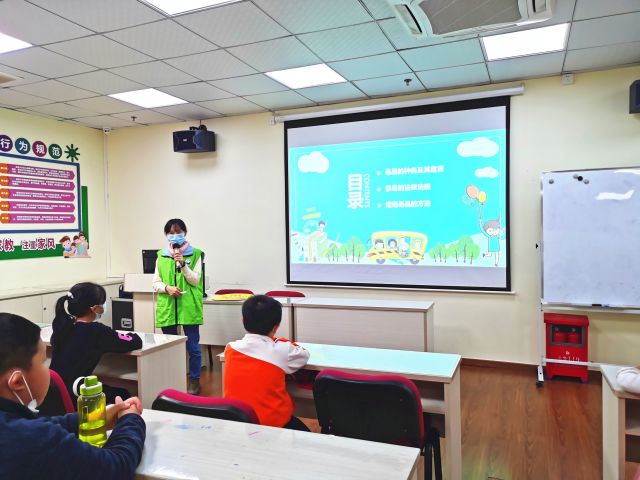 禁毒社工在向青少年學(xué)生講解禁毒知識.jpg