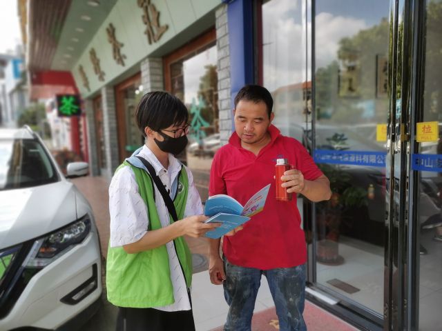 三鄉(xiāng)鎮(zhèn)開展“禁毒宣傳入商鋪，全民健康我守護(hù)”親子禁毒宣傳活動(dòng)圖片4.jpg