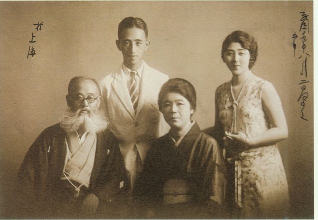 4-18、照片：梅屋莊吉一家在上海的合影.jpg
