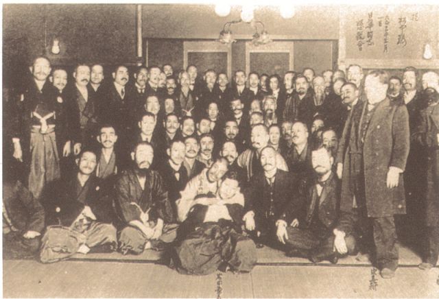 2-8、照片：孫中山在東京松本樓與日本“日華同志懇親會”的會員會晤并合影.jpg