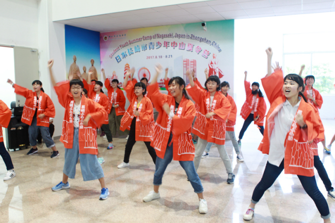 5-17 日本學(xué)生在歡迎儀式上表演節(jié)目.png