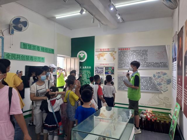 三鄉(xiāng)鎮(zhèn)開展“拒絕毒品，你我同行“禁毒教育基地參觀活動照片1.jpg