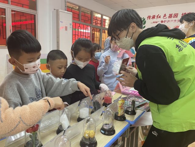 三鄉(xiāng)鎮(zhèn)開展“揚眉‘兔’氣賀新春，禁毒相伴過新年”活動圖片2.JPG